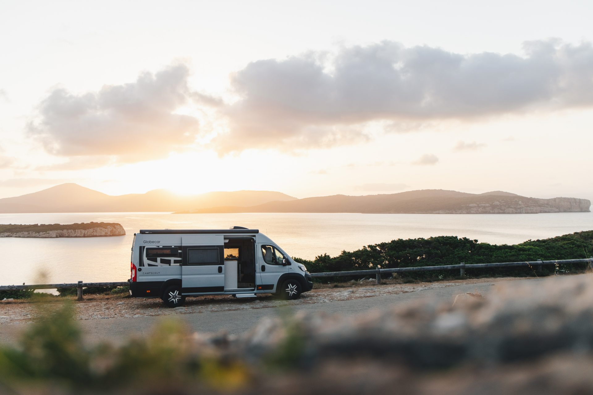 Globecar Kastenwagen am Meer bei Sonnenuntergang